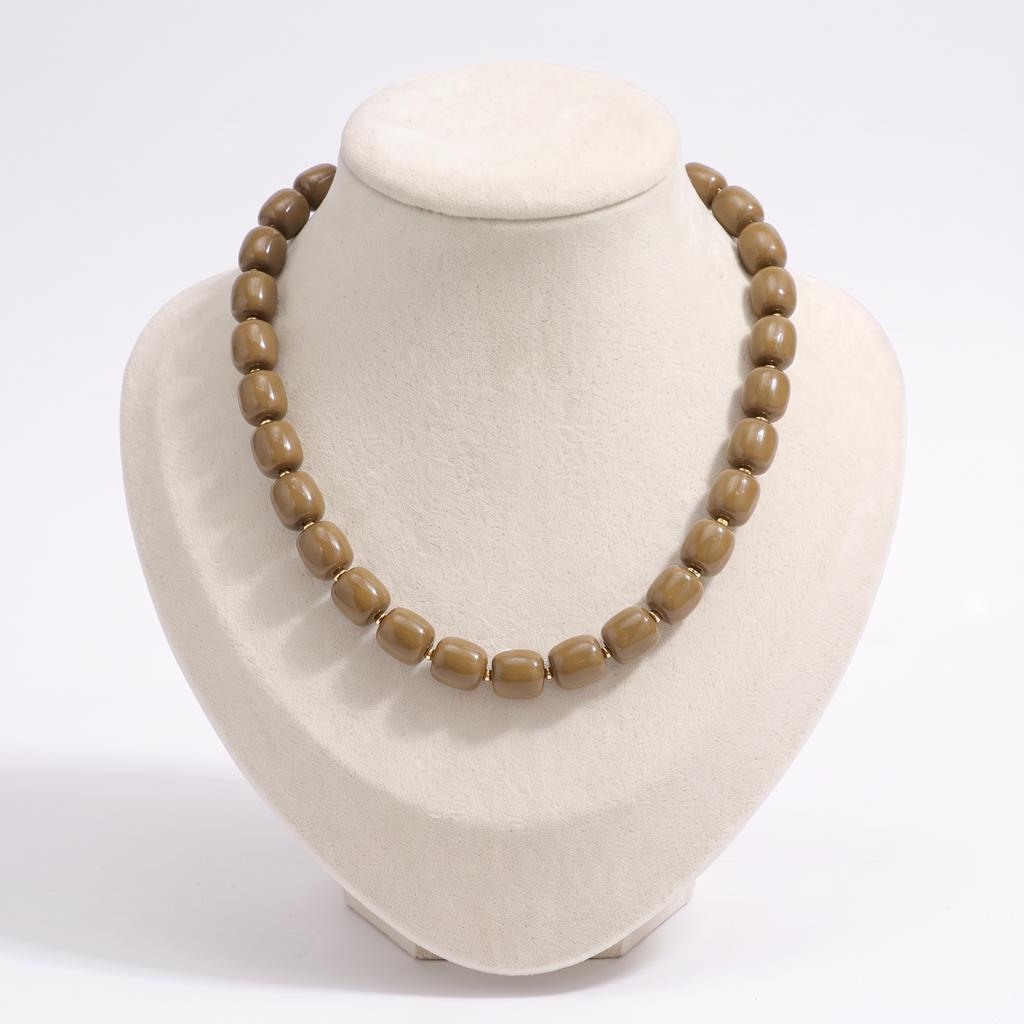 Collier de perles doré, vue de face, marron