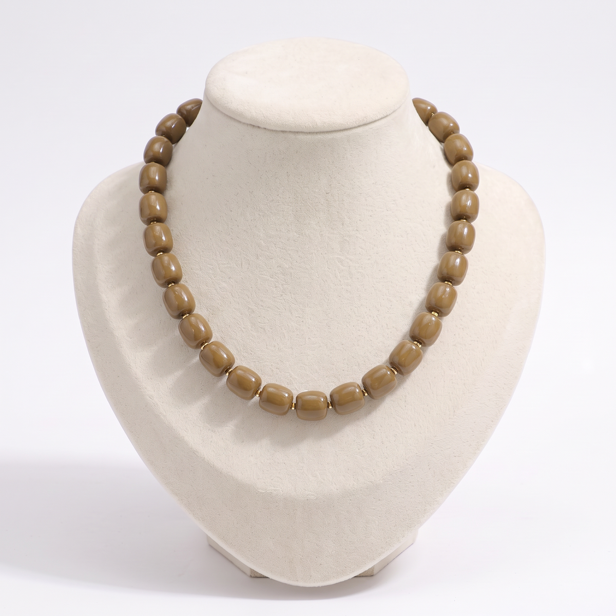 Collier de perles doré, vue de face, marron