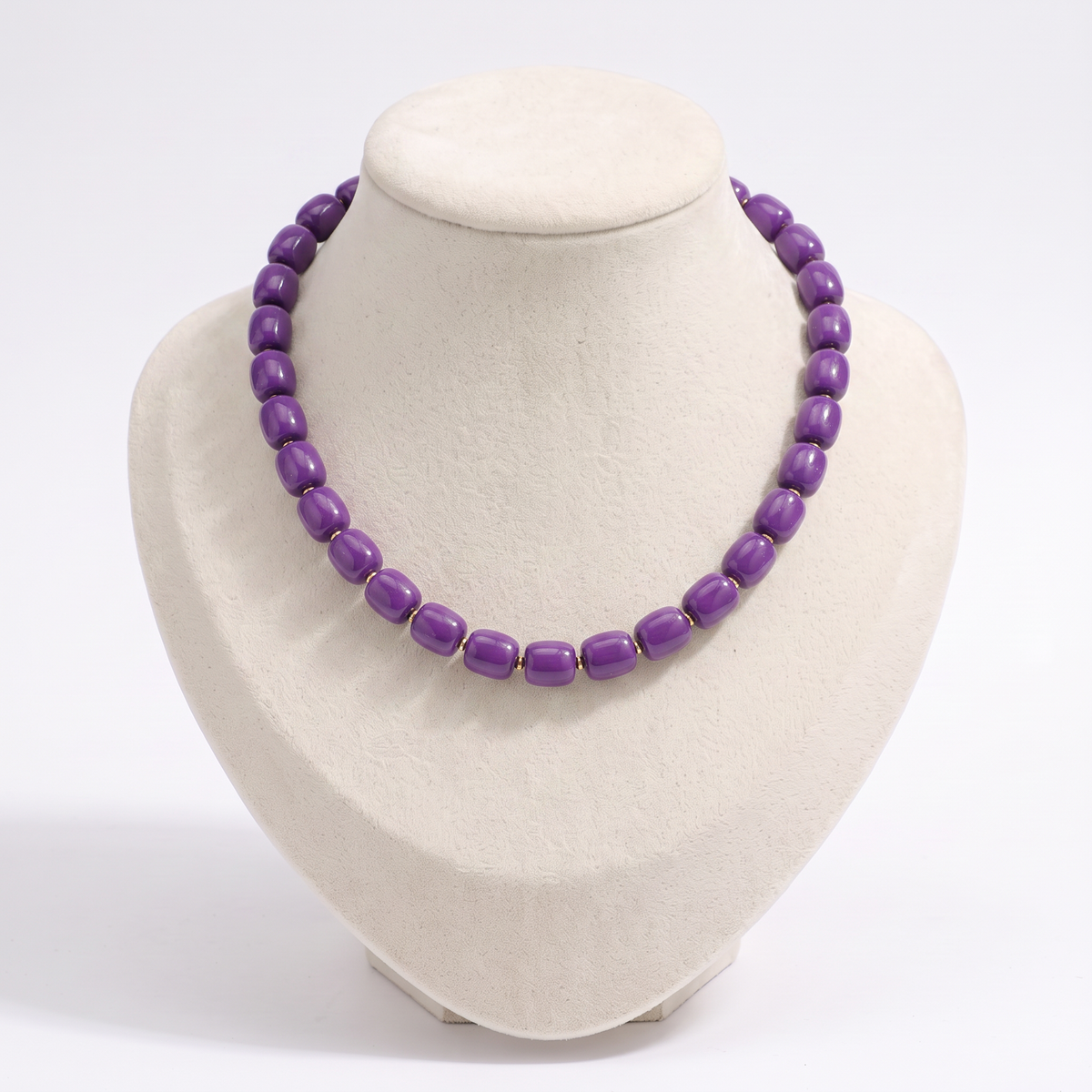 Collier de perles doré, vue de face