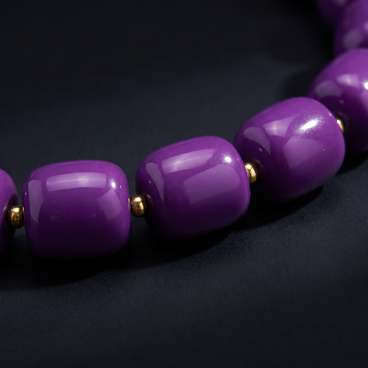 Collier de perles doré, motif en gros plan