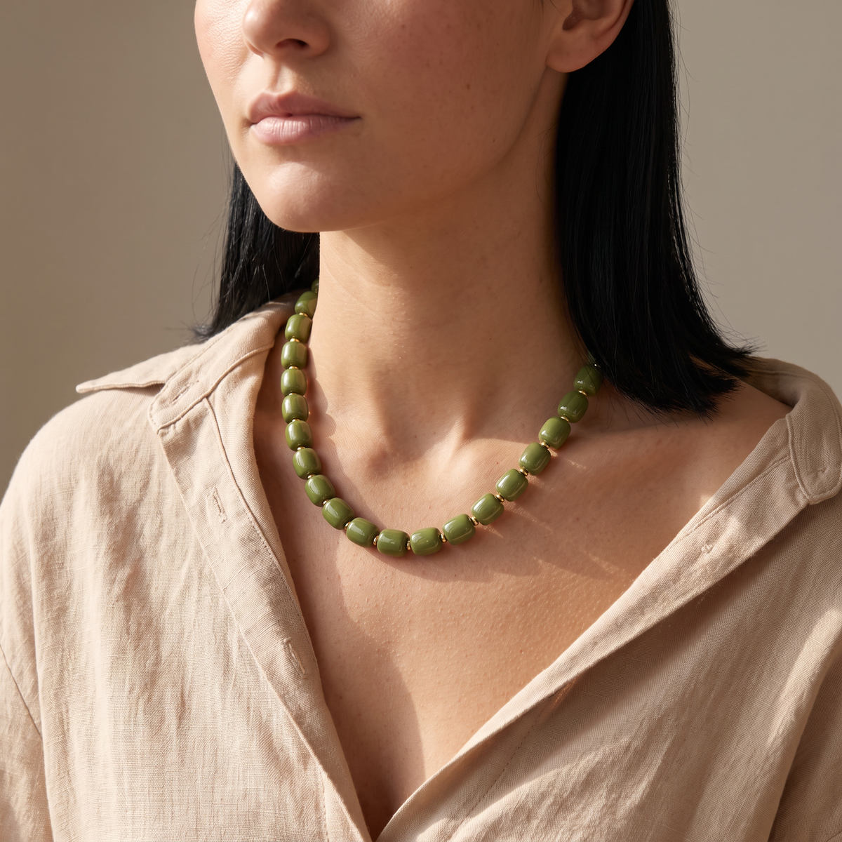 Collier de perles doré, porté mi-corps, kaki
