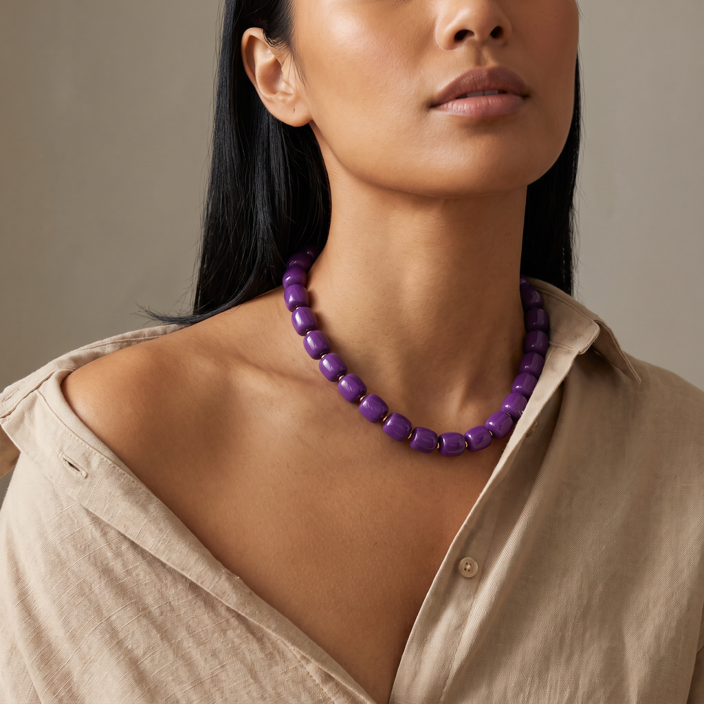 Collier de perles doré, porté mi-corps