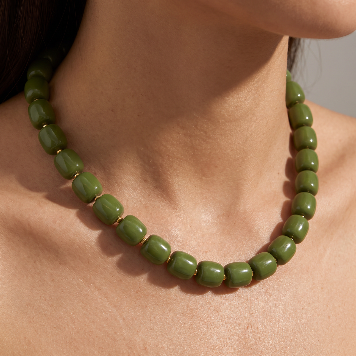 Collier de perles doré, porté, kaki