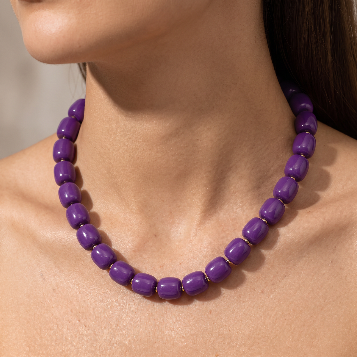 Collier de perles doré, porté
