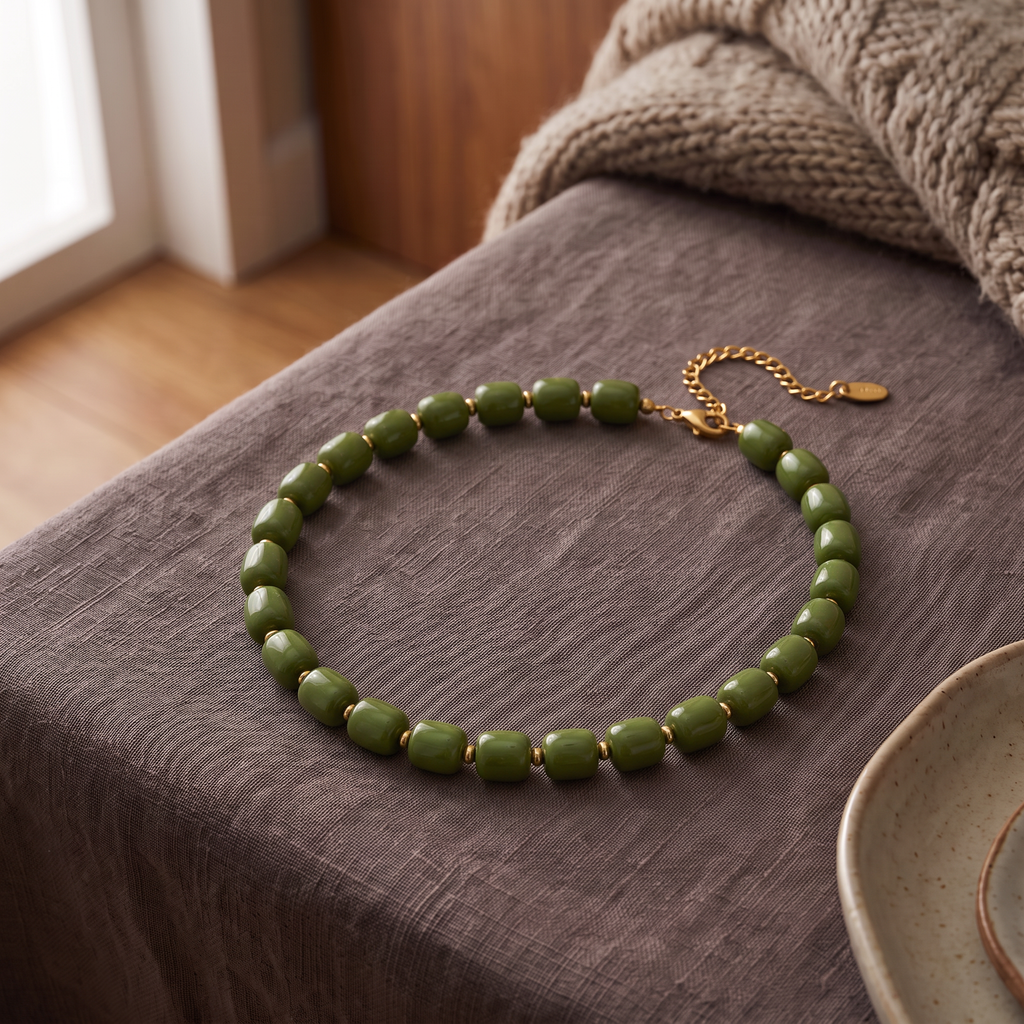 Collier de perles doré, porté en tenue, kaki