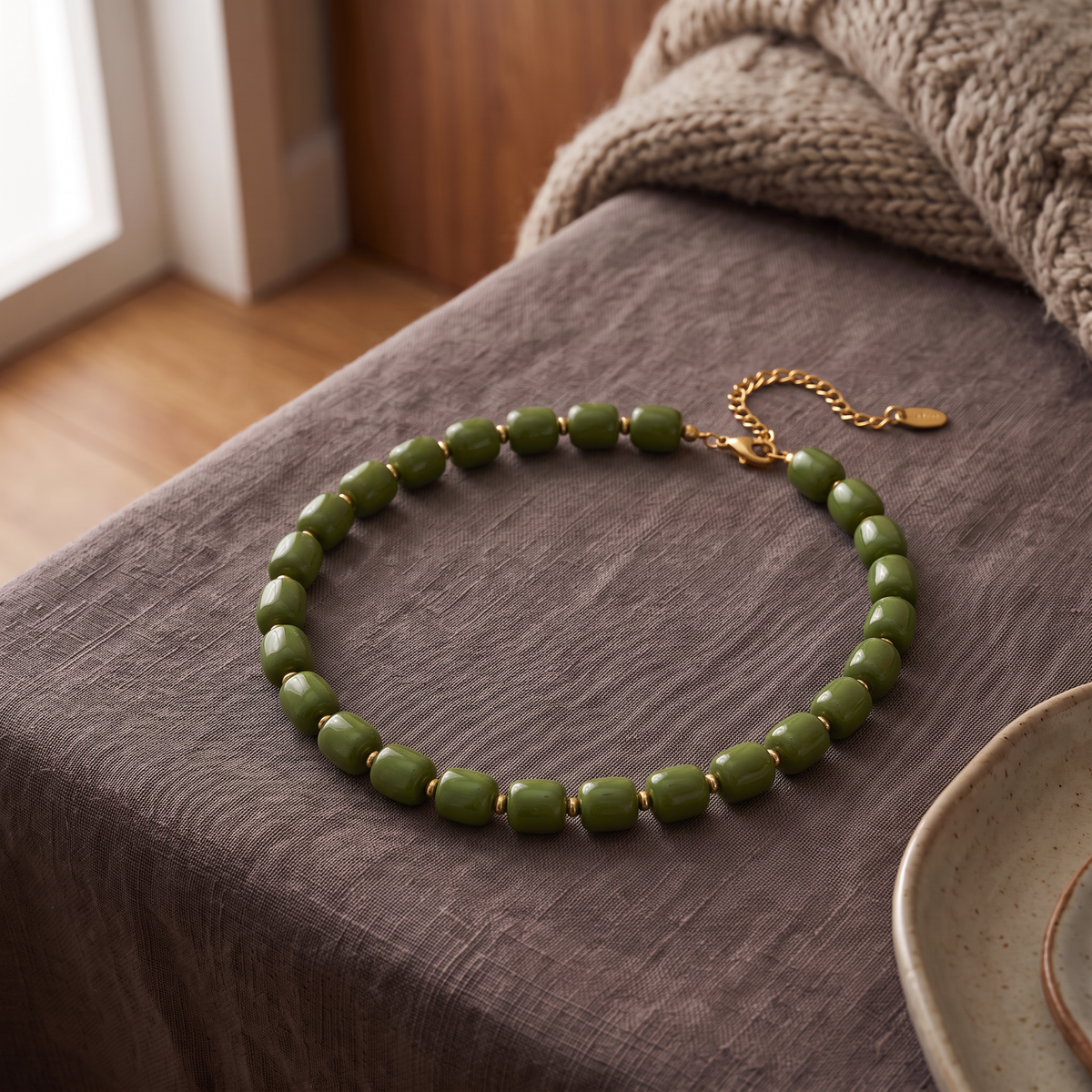 Collier de perles doré, porté en tenue, kaki