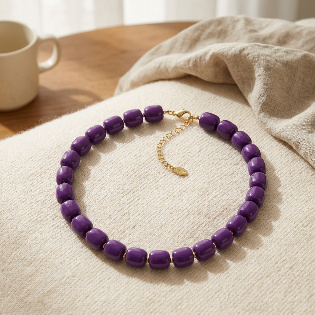 Collier de perles doré, porté en tenue