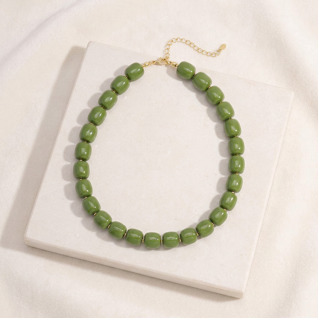 Collier de perles doré — Kaki