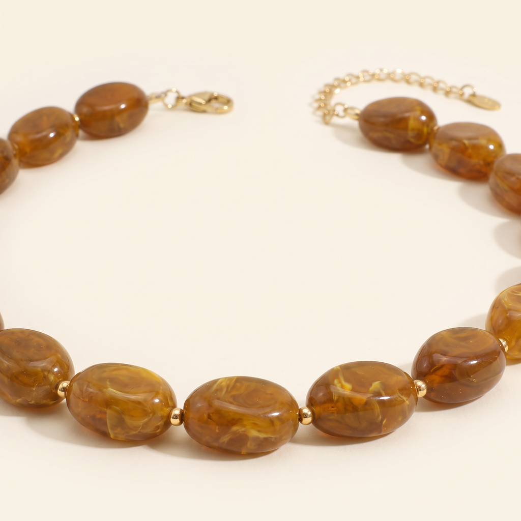 Collier de perles en couleurs, détail du motif, marron