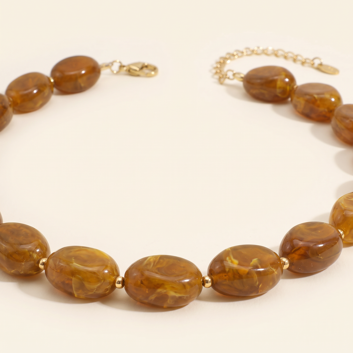 Collier de perles en couleurs, détail du motif, marron