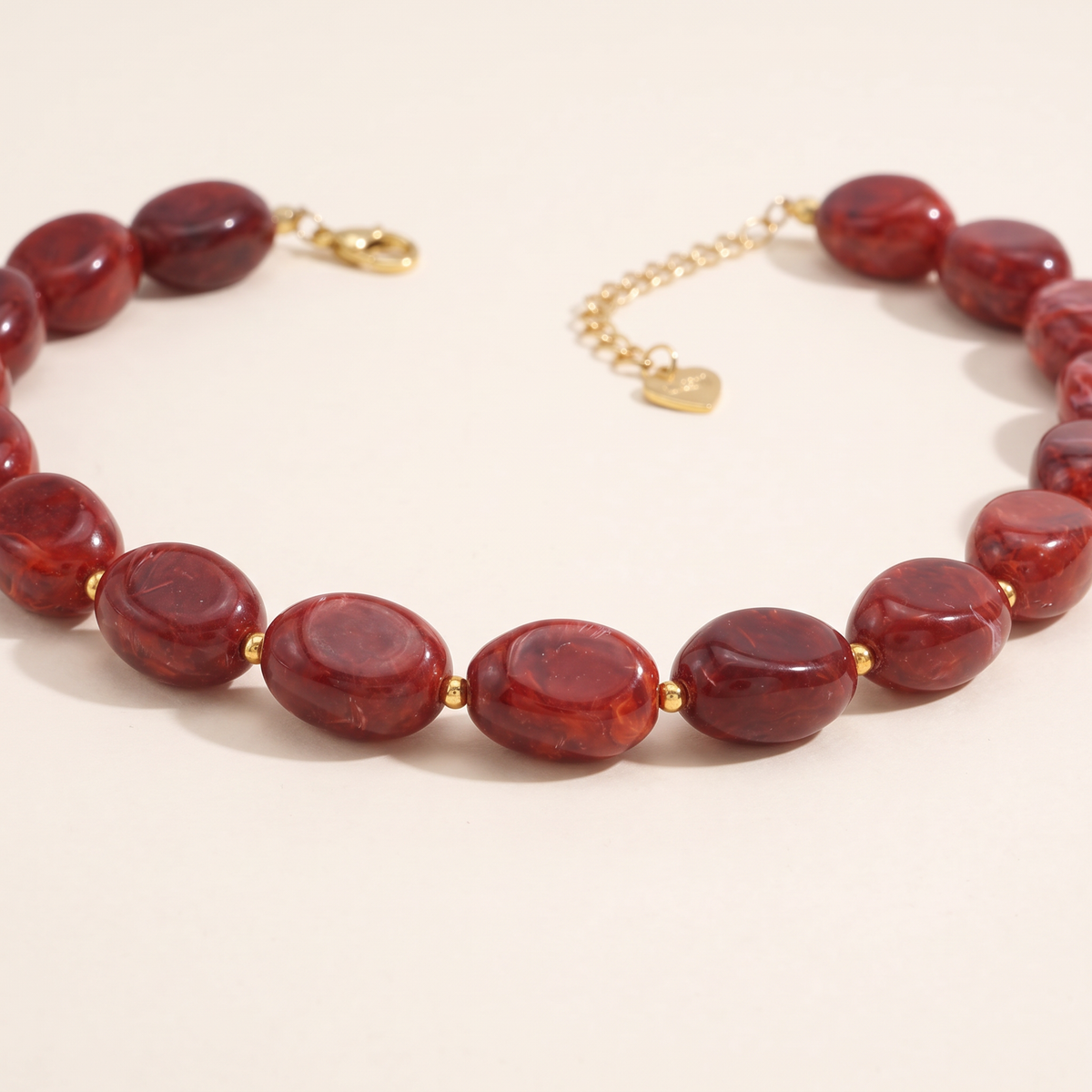 Collier de perles en couleurs, détail du motif, bordeaux