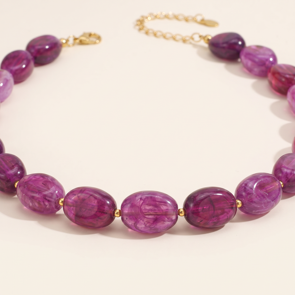 Collier de perles en couleurs, détail du motif, violet