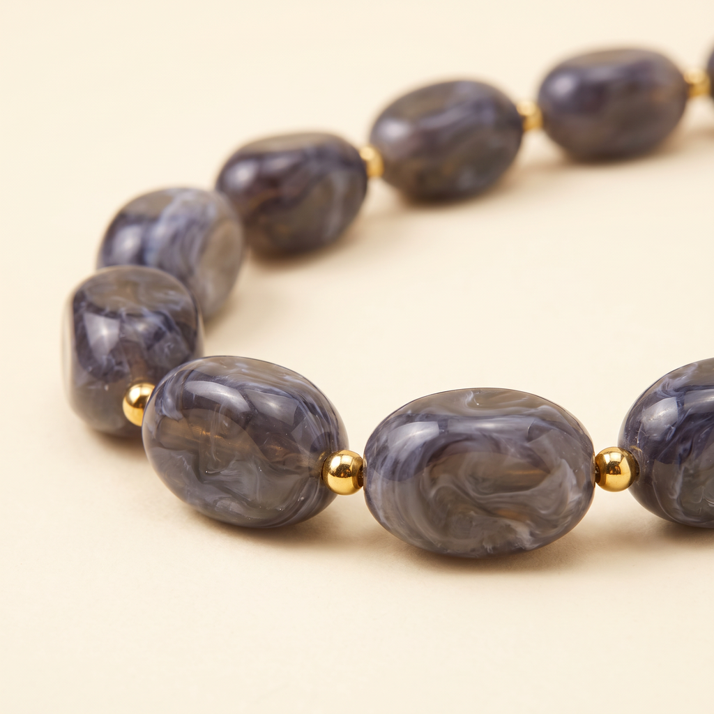 Collier de perles en couleurs, détail du motif, gris