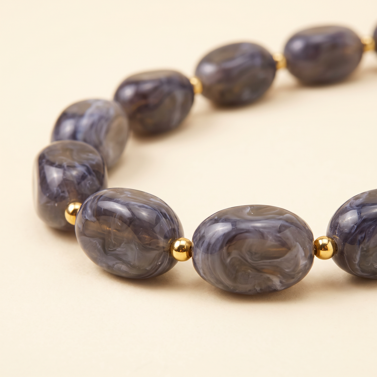 Collier de perles en couleurs, détail du motif, gris