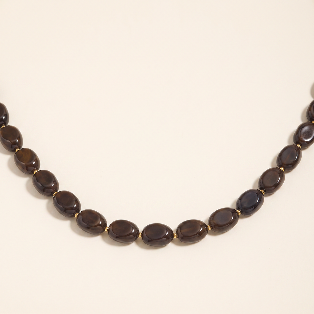 Collier de perles en couleurs, détail du motif