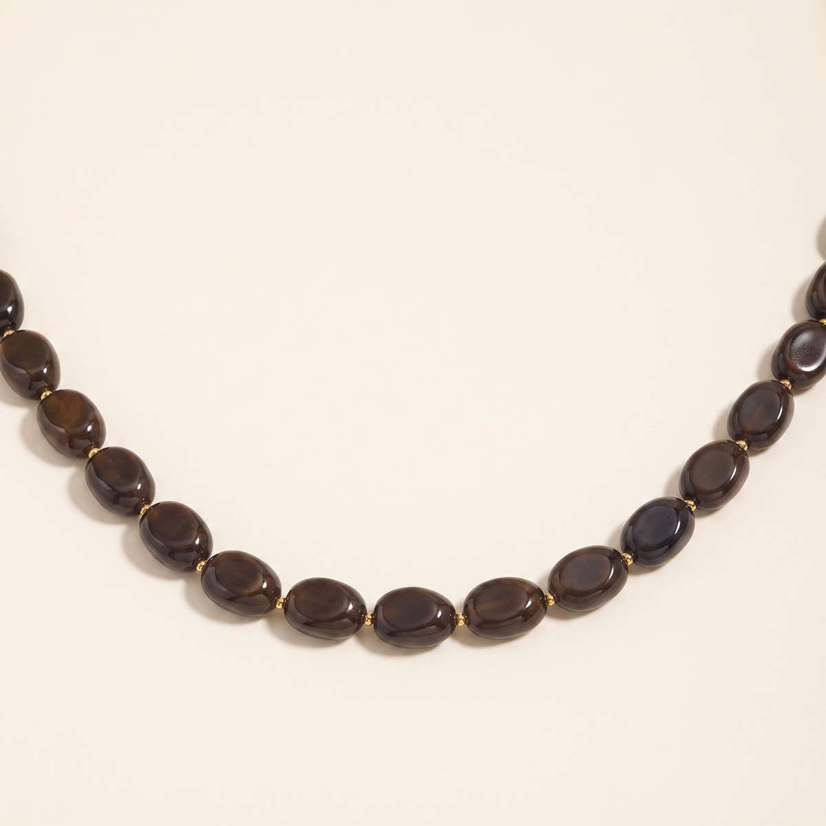 Collier de perles en couleurs, détail du motif