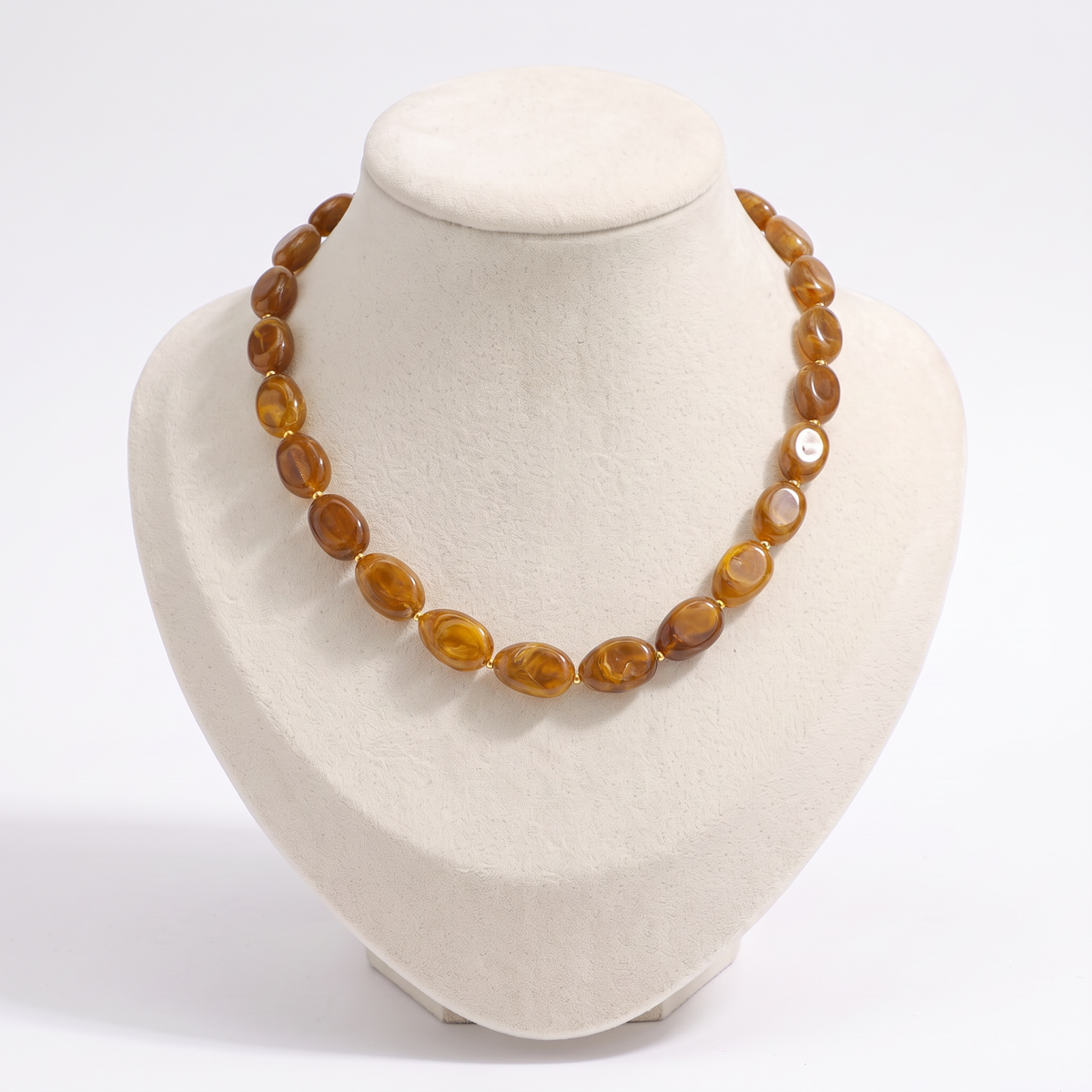 Collier de perles en couleurs, vue de face, marron