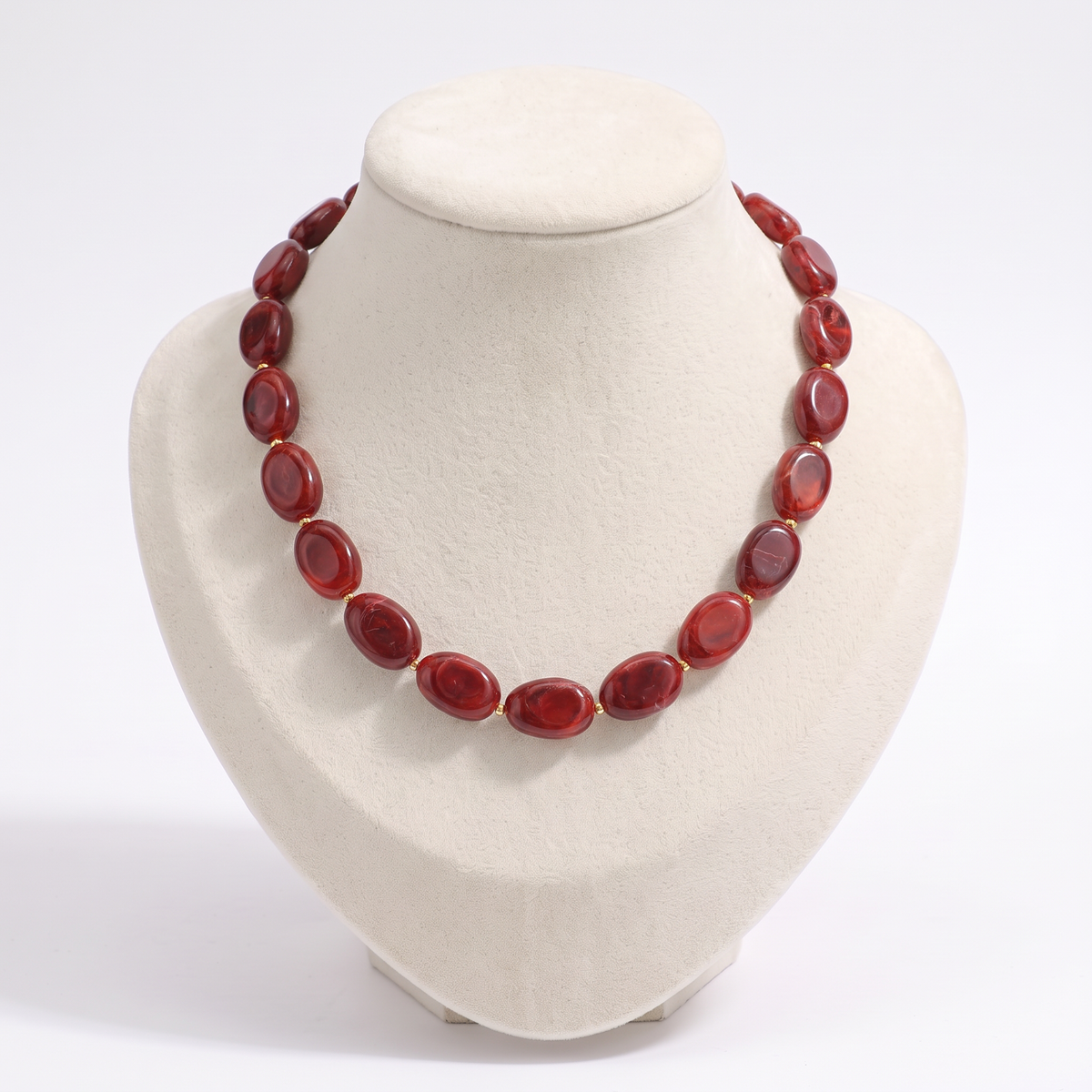 Collier de perles en couleurs, vue de face, bordeaux