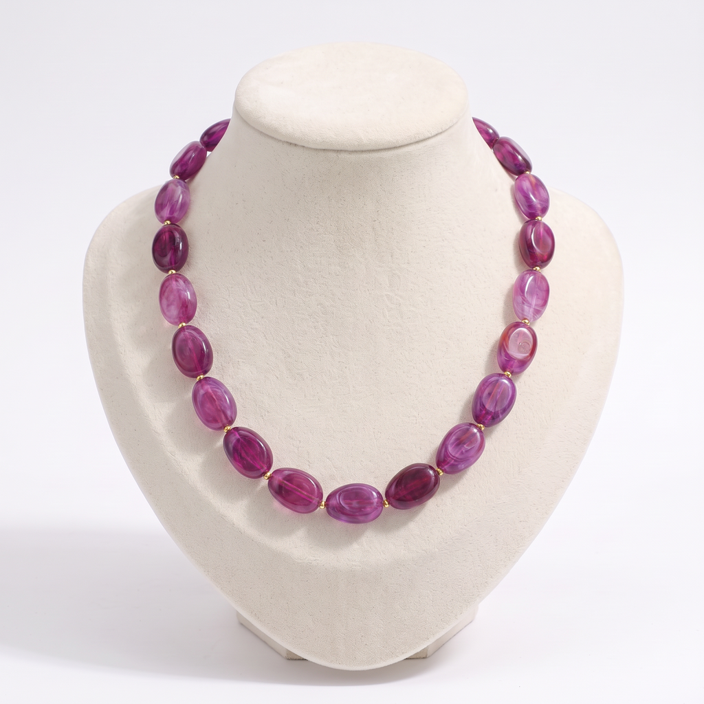 Collier de perles en couleurs, vue de face, violet
