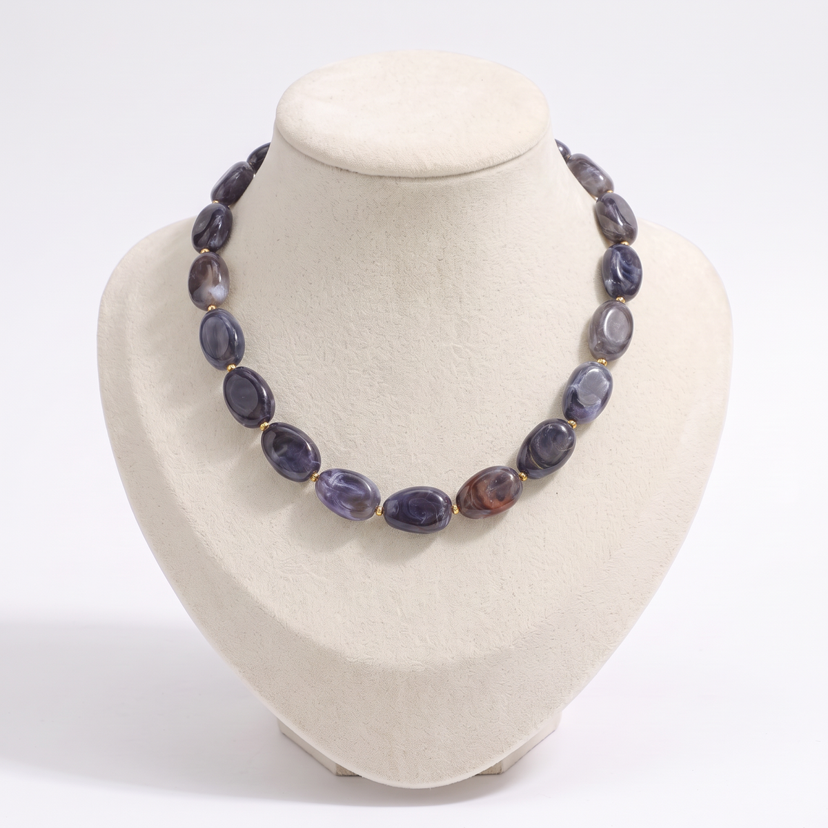 Collier de perles en couleurs, vue de face, gris