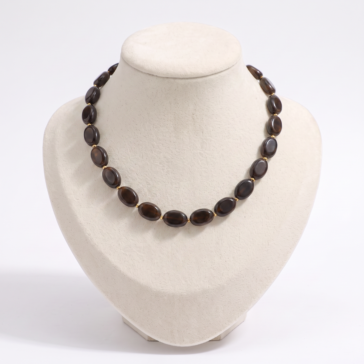 Collier de perles en couleurs, vue de face