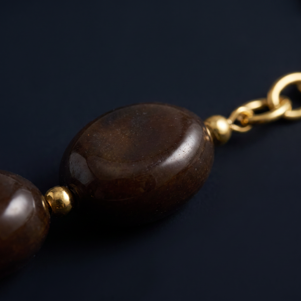 Collier de perles en couleurs, motif en gros plan