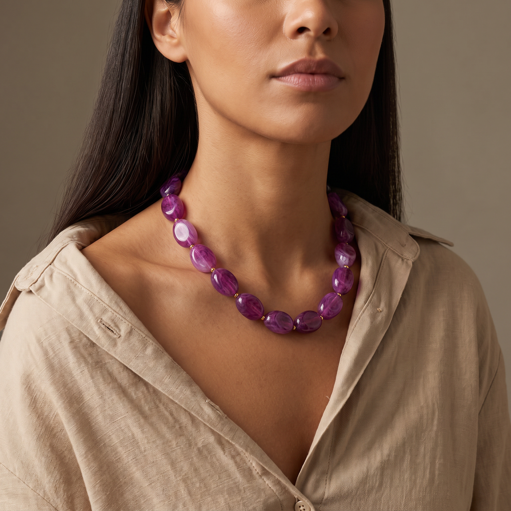 Collier de perles en couleurs, porté mi-corps, violet