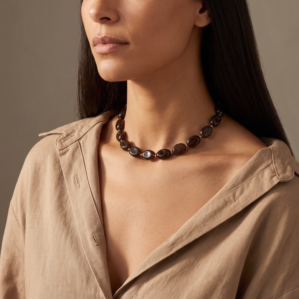 Collier de perles en couleurs, porté mi-corps