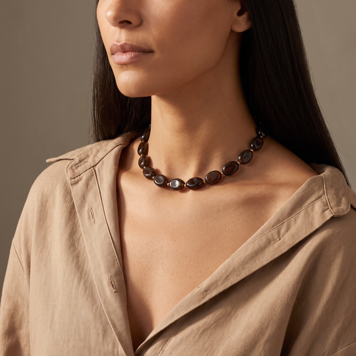 Collier de perles en couleurs, porté mi-corps
