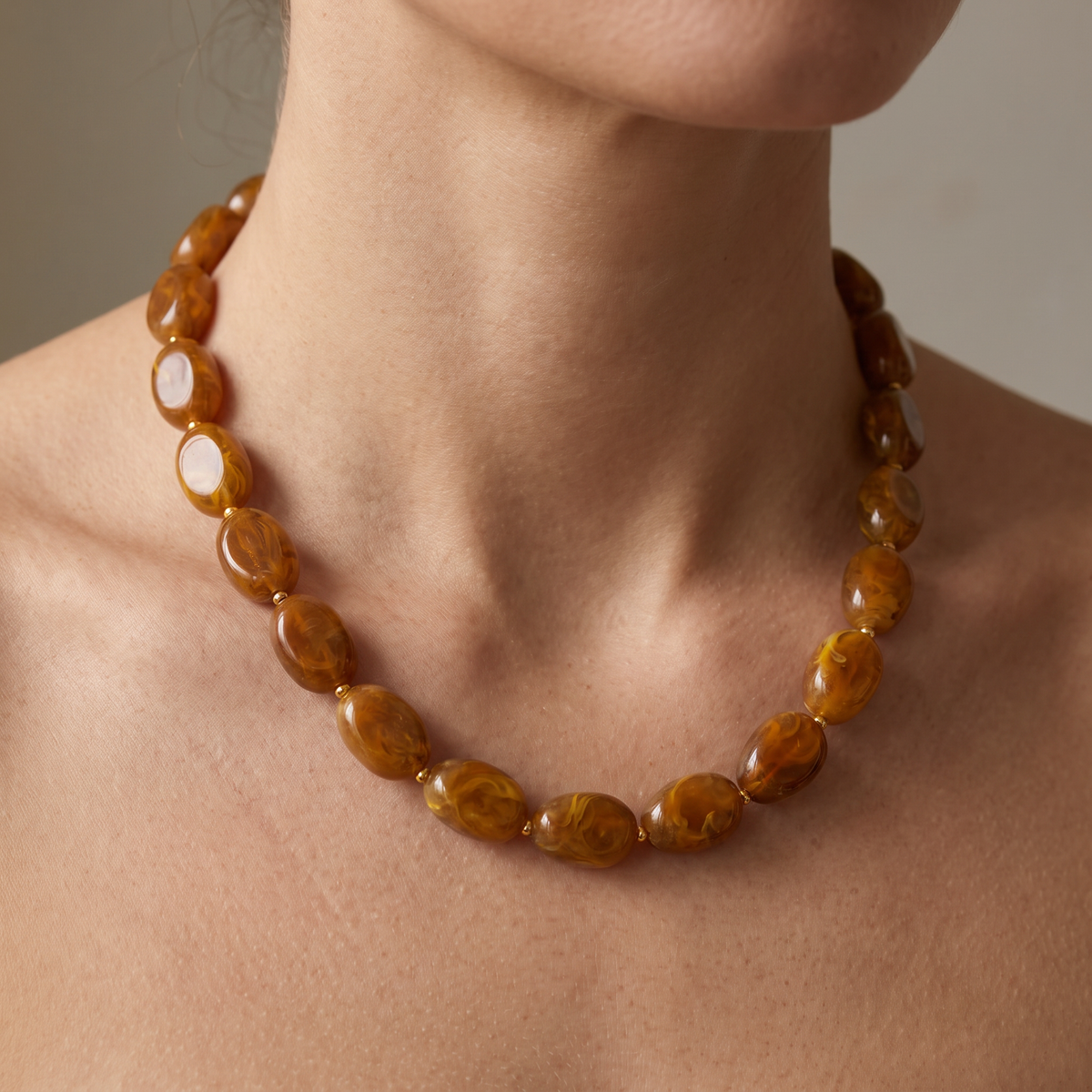 Collier de perles en couleurs, porté, marron