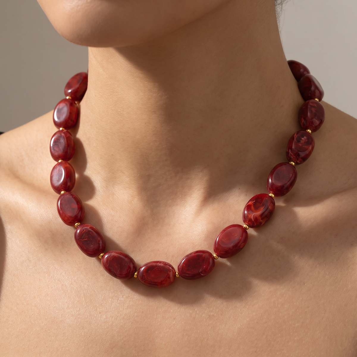 Collier de perles en couleurs, porté, bordeaux