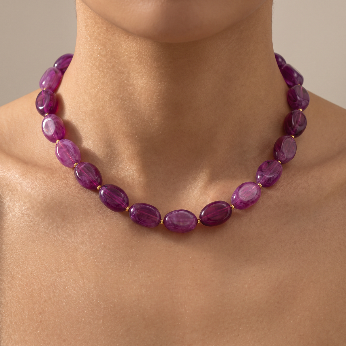 Collier de perles en couleurs, porté, violet