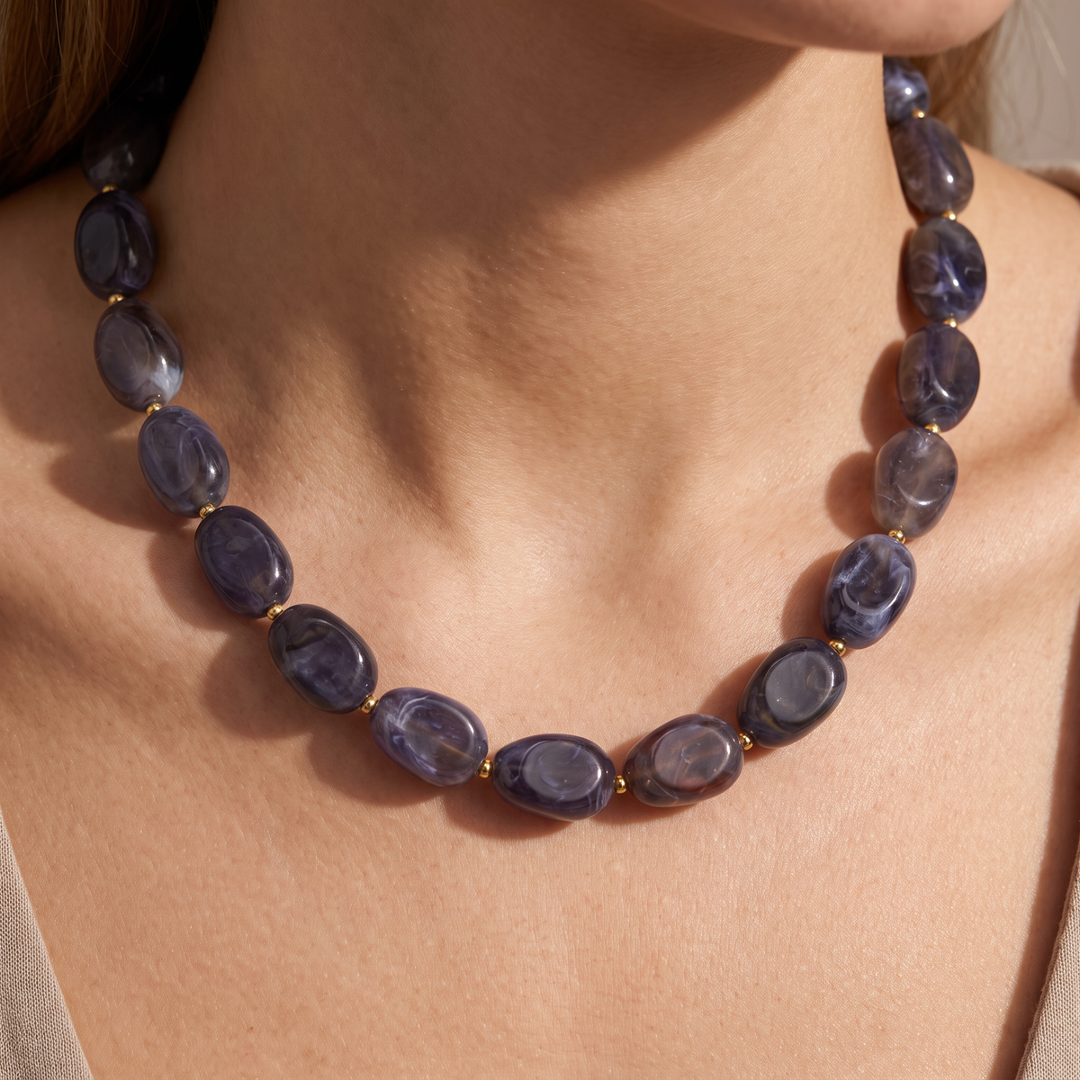 Collier de perles en couleurs, porté, gris