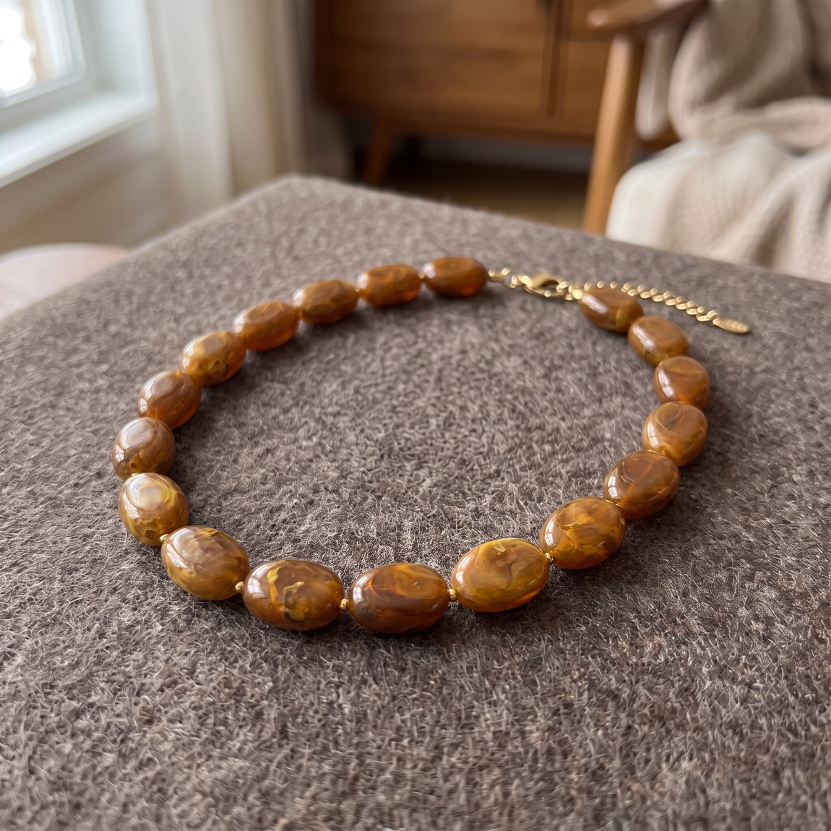 Collier de perles en couleurs, porté en tenue, marron