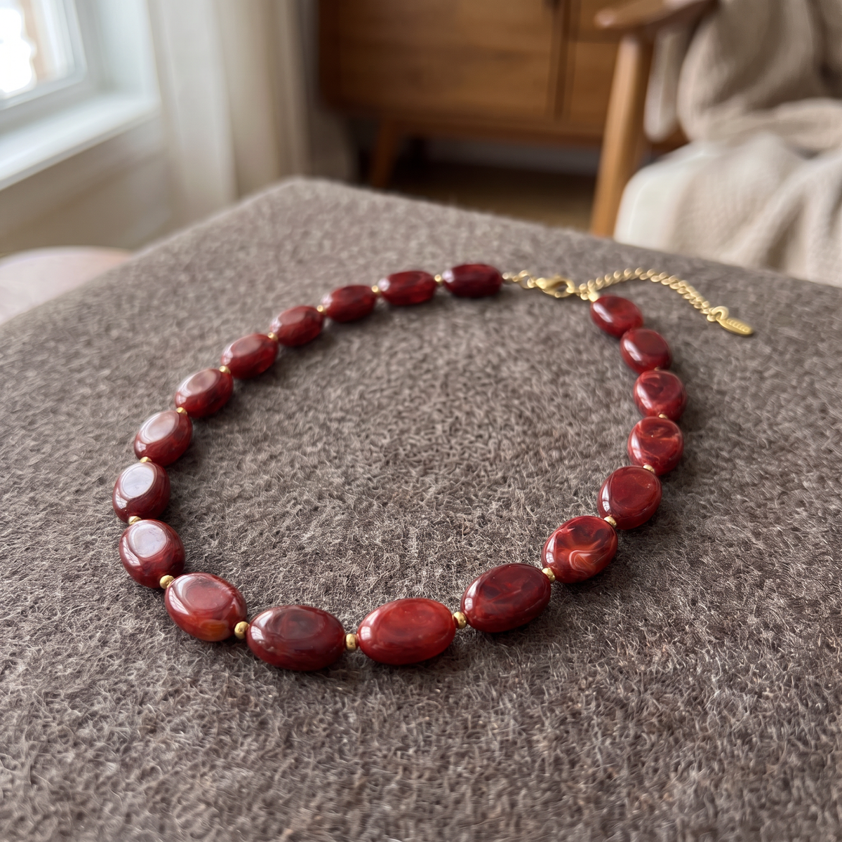 Collier de perles en couleurs, porté en tenue, bordeaux