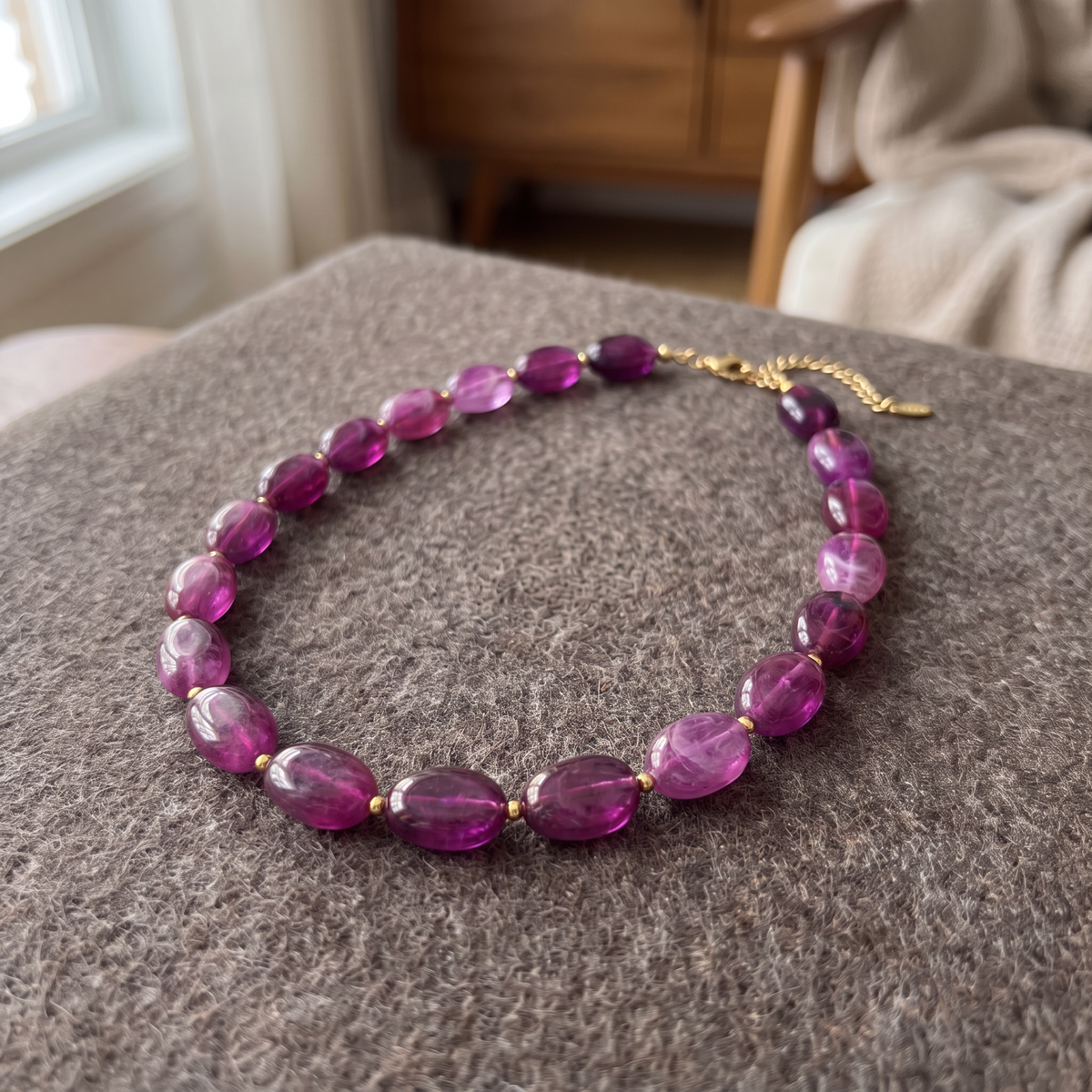 Collier de perles en couleurs, porté en tenue, violet