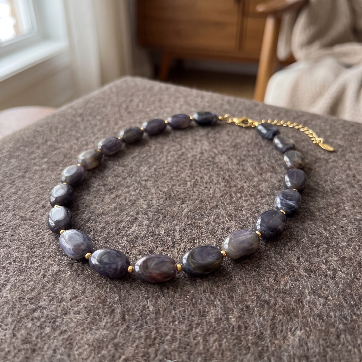Collier de perles en couleurs, porté en tenue, gris