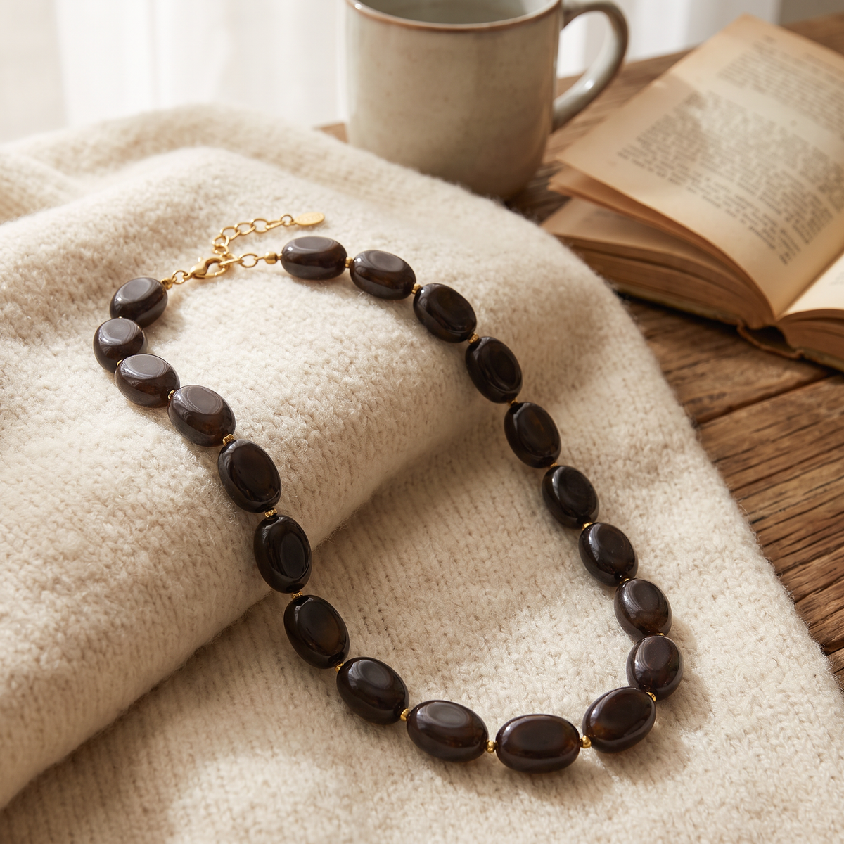 Collier de perles en couleurs, porté en tenue
