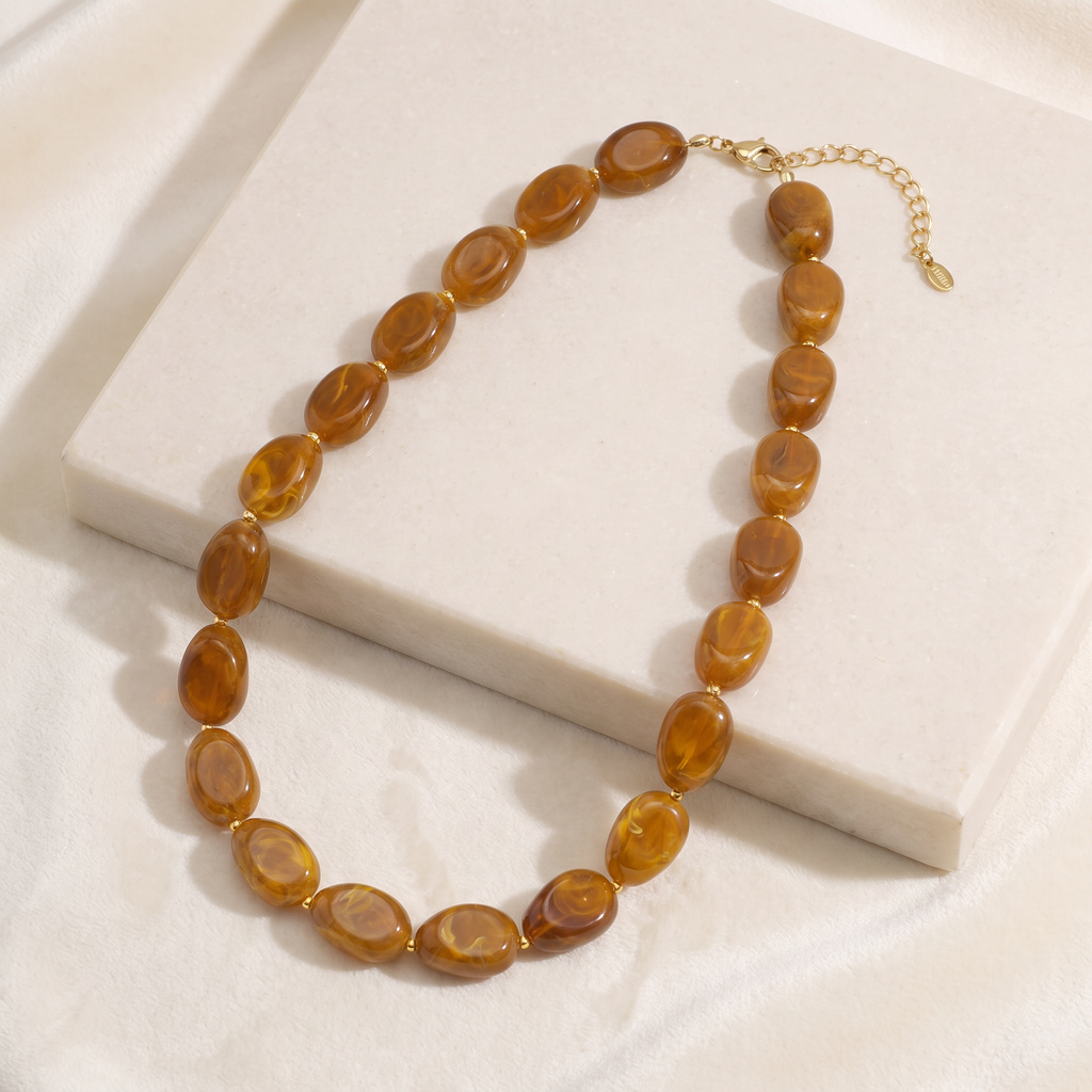 Collier de perles en couleurs — Marron