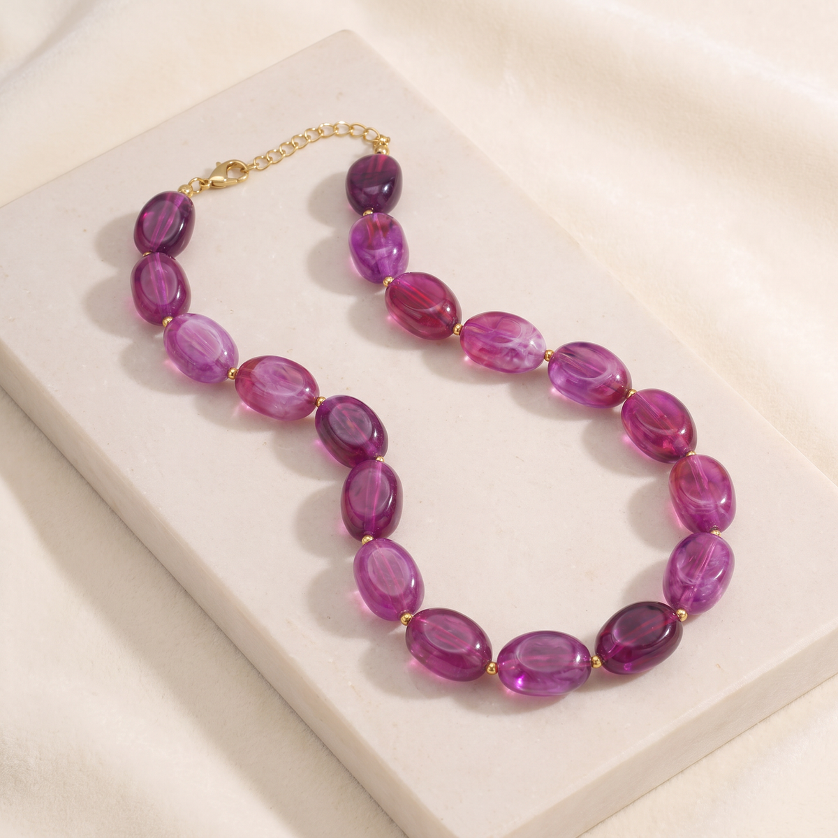 Collier de perles en couleurs — Violet