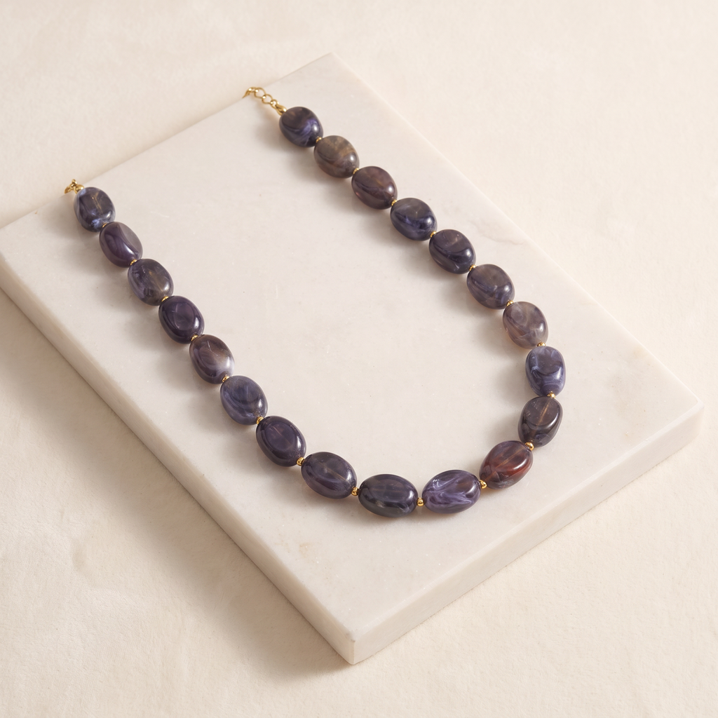 Collier de perles en couleurs — Gris