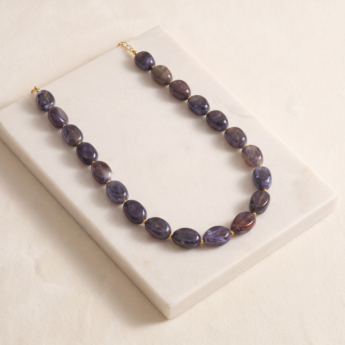 Collier de perles en couleurs — Gris
