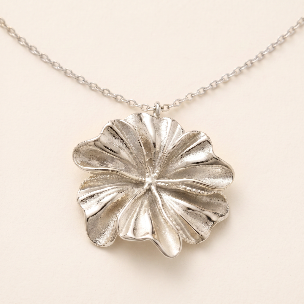 Collier fleur, détail du motif, argenté