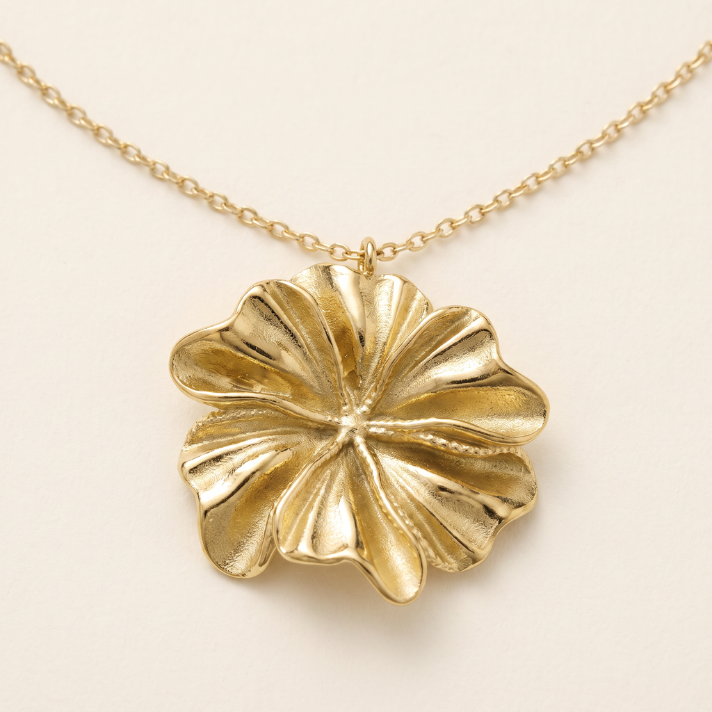 Collier fleur, détail du motif, doré