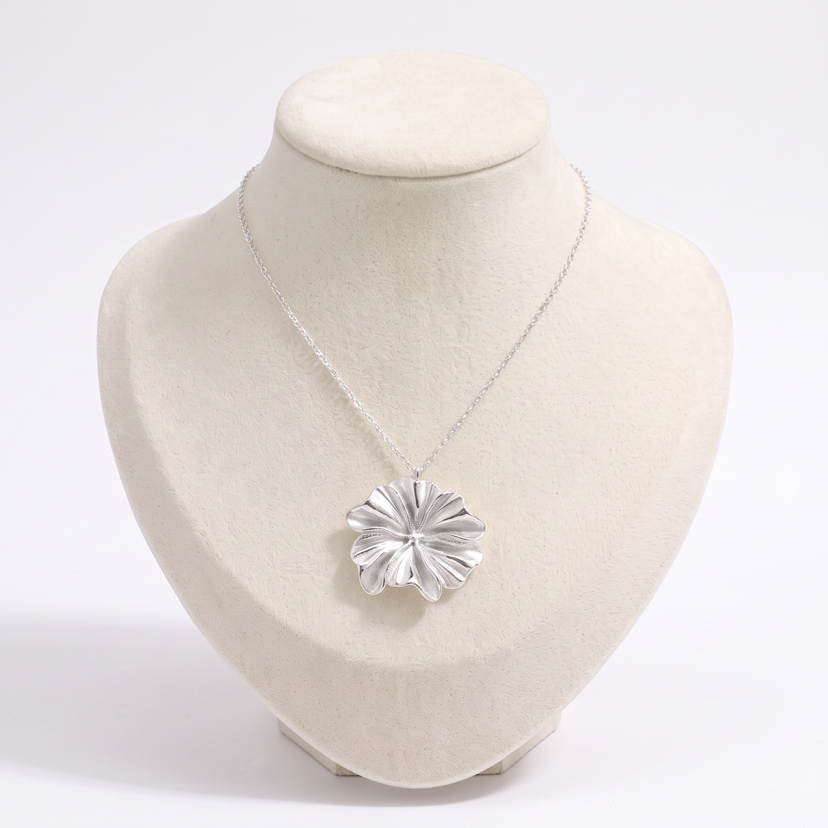 Collier fleur, vue de face, argenté