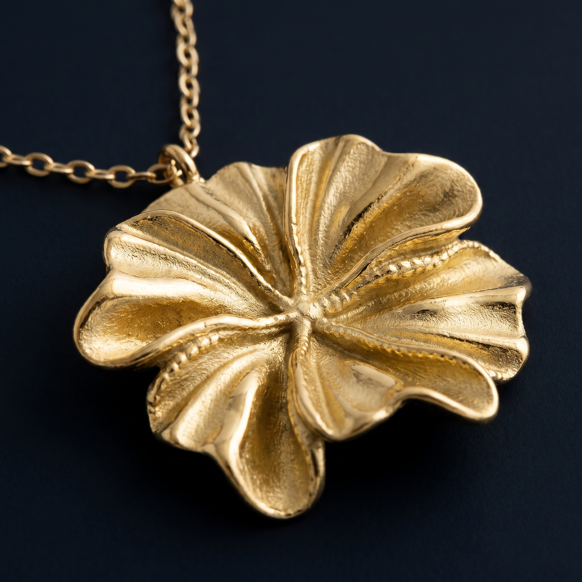 Collier fleur, motif en gros plan
