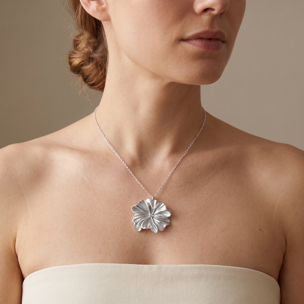 Collier fleur, porté mi-corps, argenté