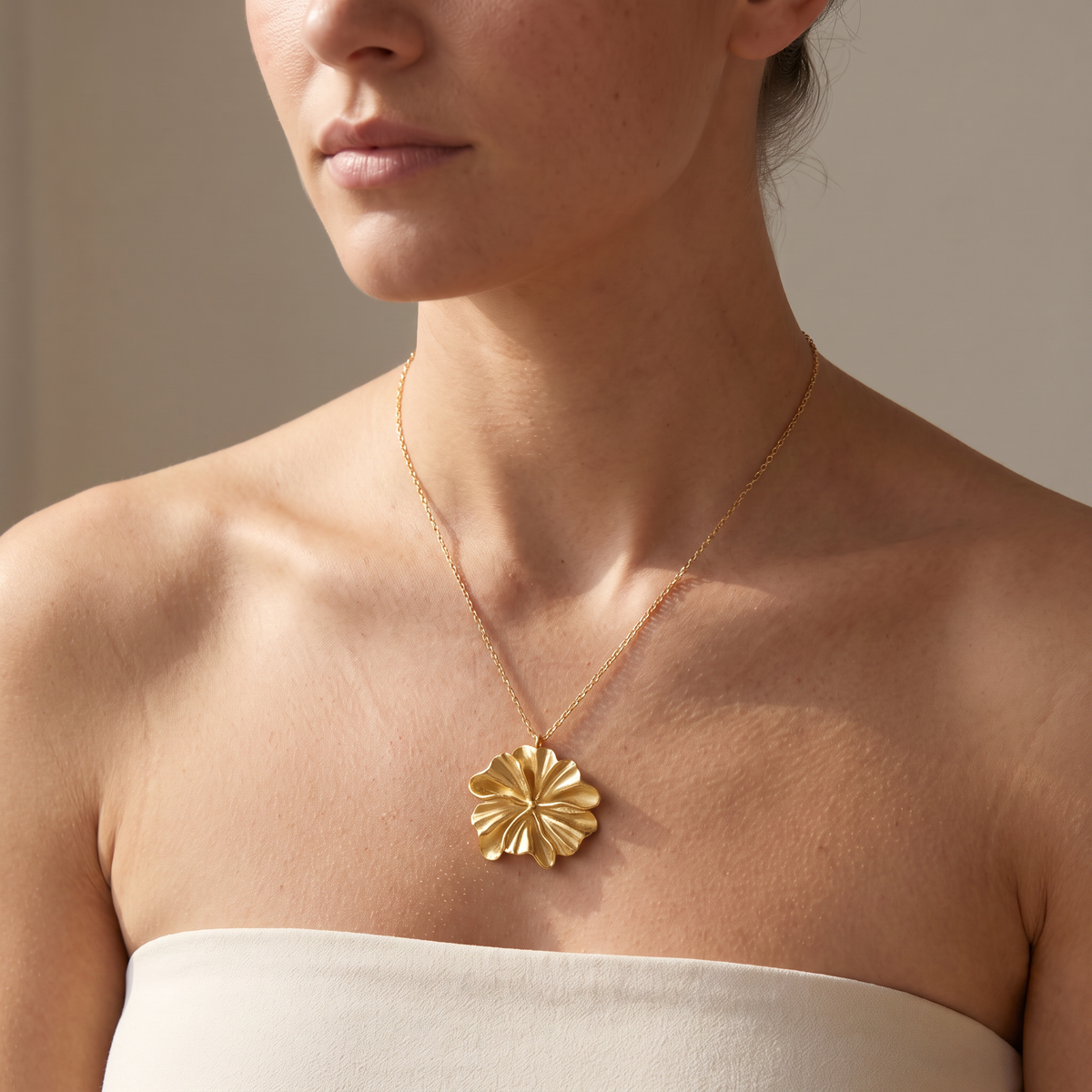 Collier fleur, porté mi-corps, doré