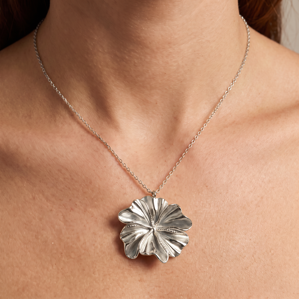 Collier fleur, porté, argenté