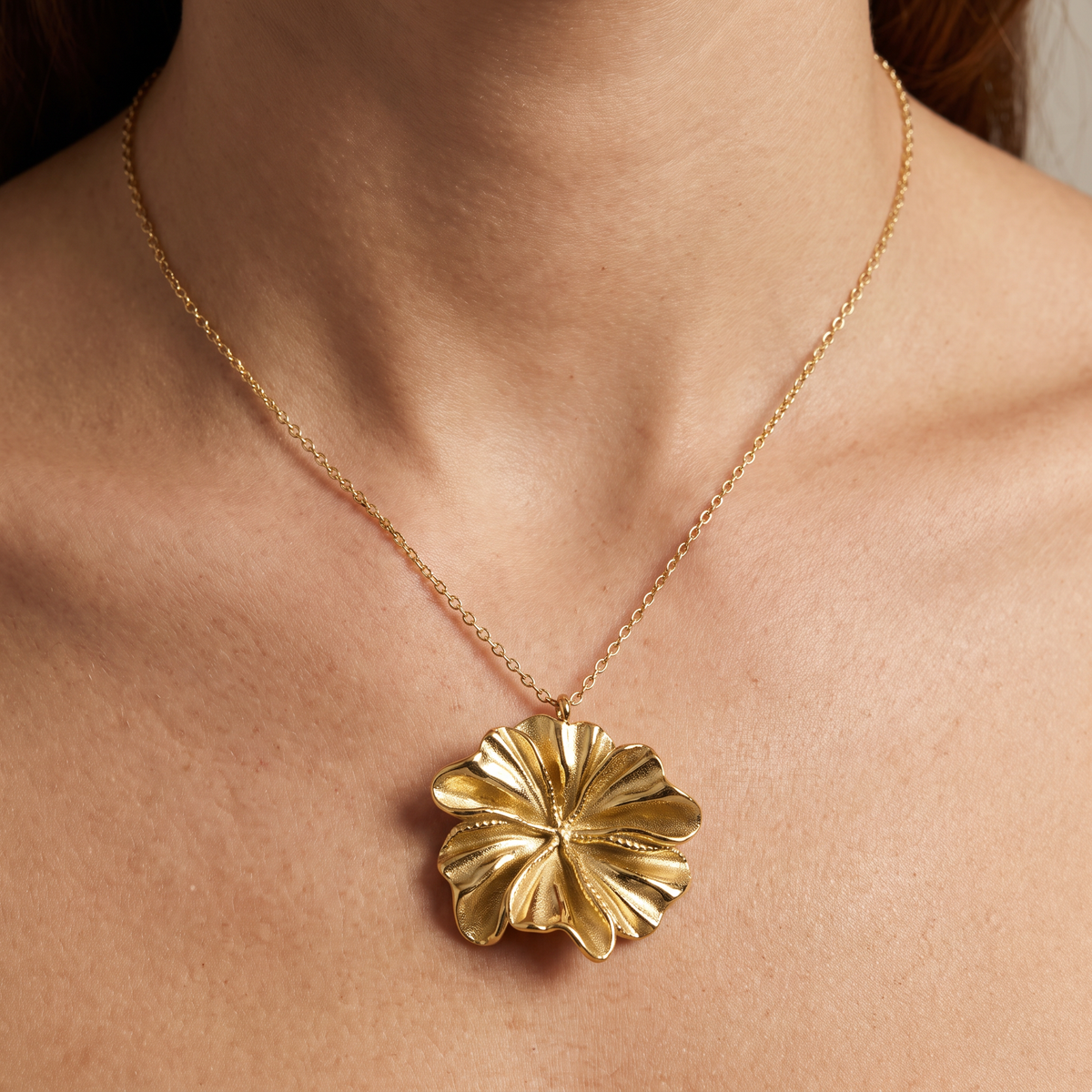 Collier fleur, porté, doré